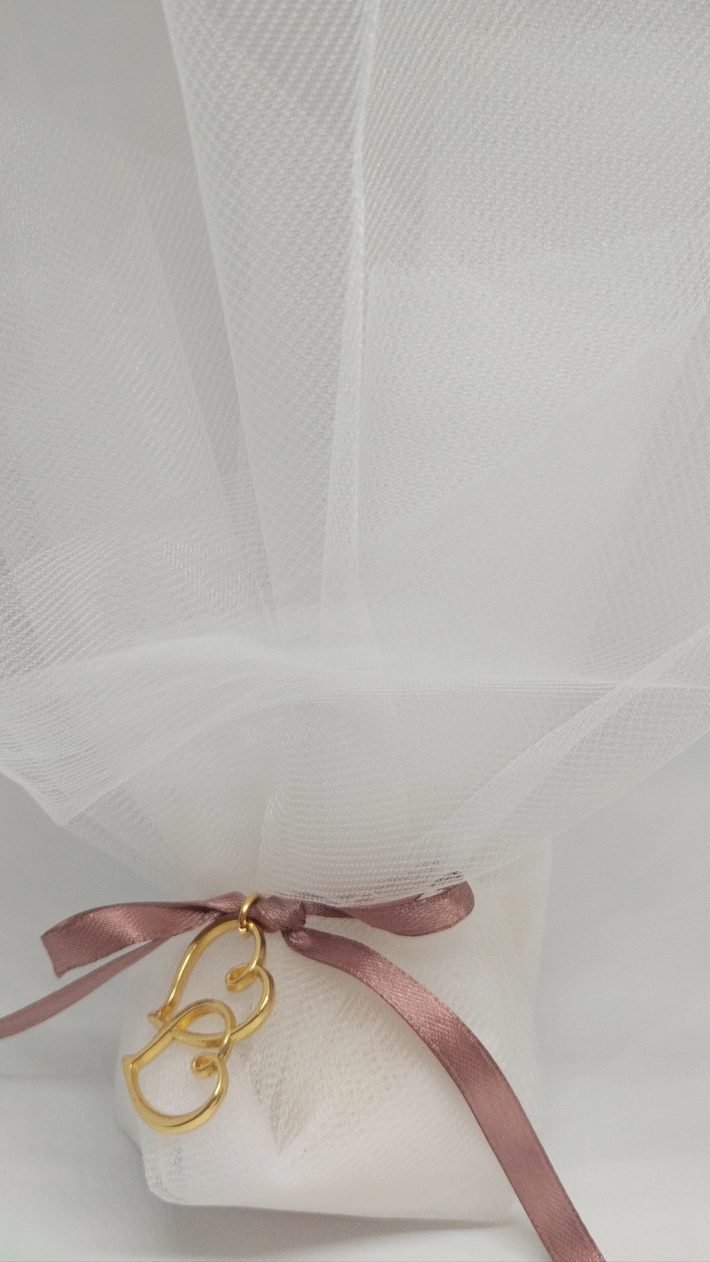 Μπομπονιέρα γάμου τούλινη με καρδιές