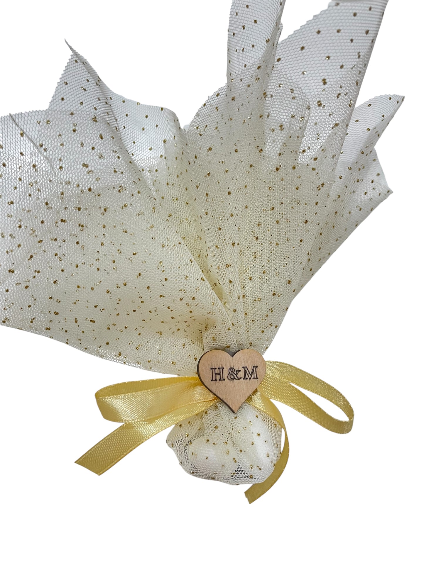 Μπομπονιέρα τούλινη με καρδιά και τα αρχικά