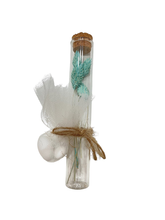 Μπομπονιέρα σε σωλήνα με αποξηραμένα λουλούδια