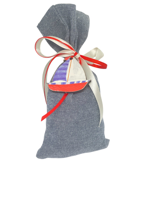 Μπομπονιέρα καραβάκι σε πουγκάκι